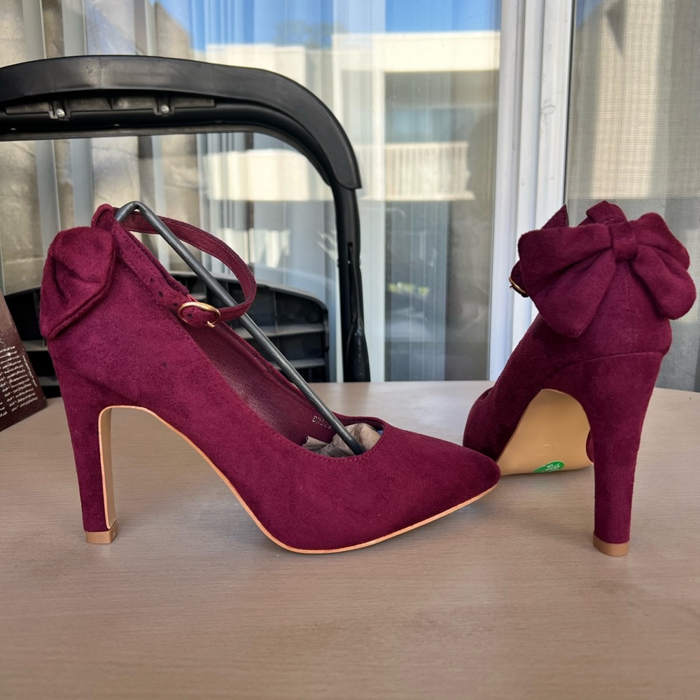 Elegant Burgundy Heels with Bow Accent, Size 7 women
